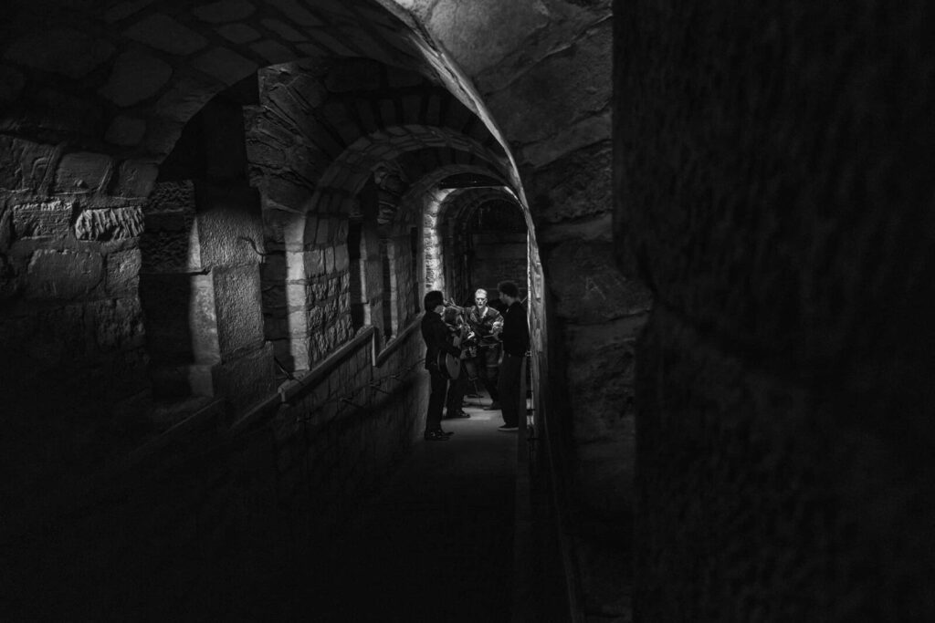 Queens of the Stone Age Anuncian 'Alive in the Catacombs' - https://www.rockandrollarmy.com/magazine